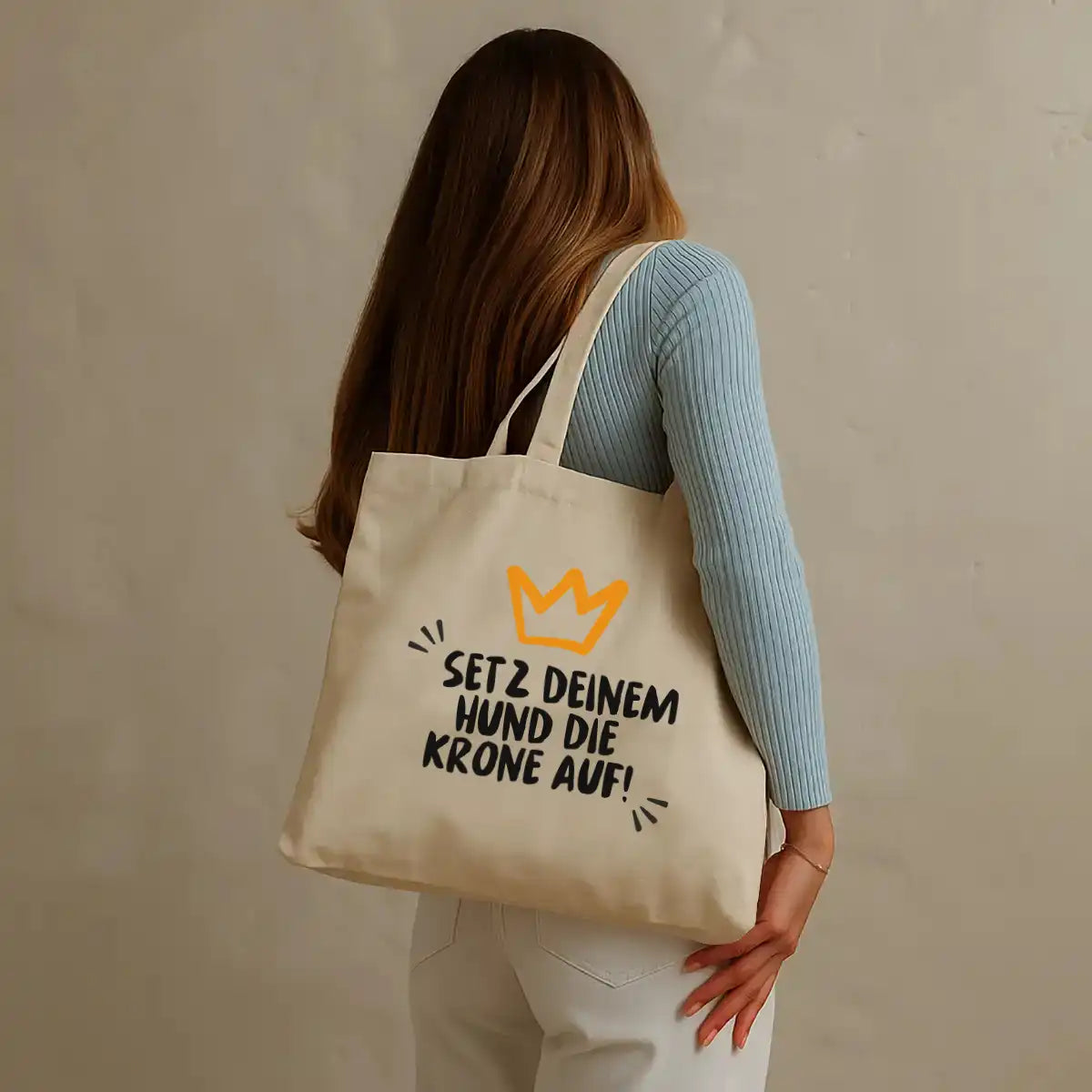 Frau im Studio trägt Baumwollbeutel von Rudelkönig mit Slogan Print zum Shoppen und für Ausflüge.