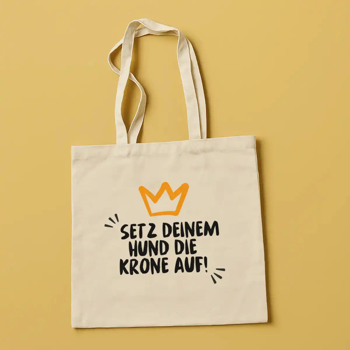 Baumwollbeutel von Rudelkönig mit Slogan Print zum Shoppen und für Ausflüge im Studio auf gelbem Hintergrund fotografiert.