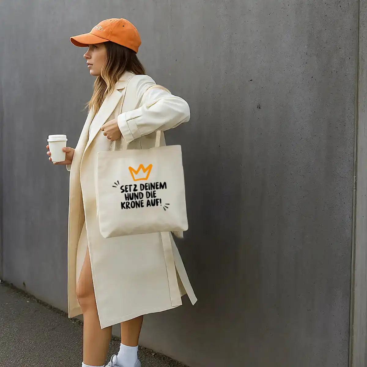 Frau trägt chicen Baumwollbeutel von Rudelkönig mit Slogan Print zum Shoppen und für Ausflüge.