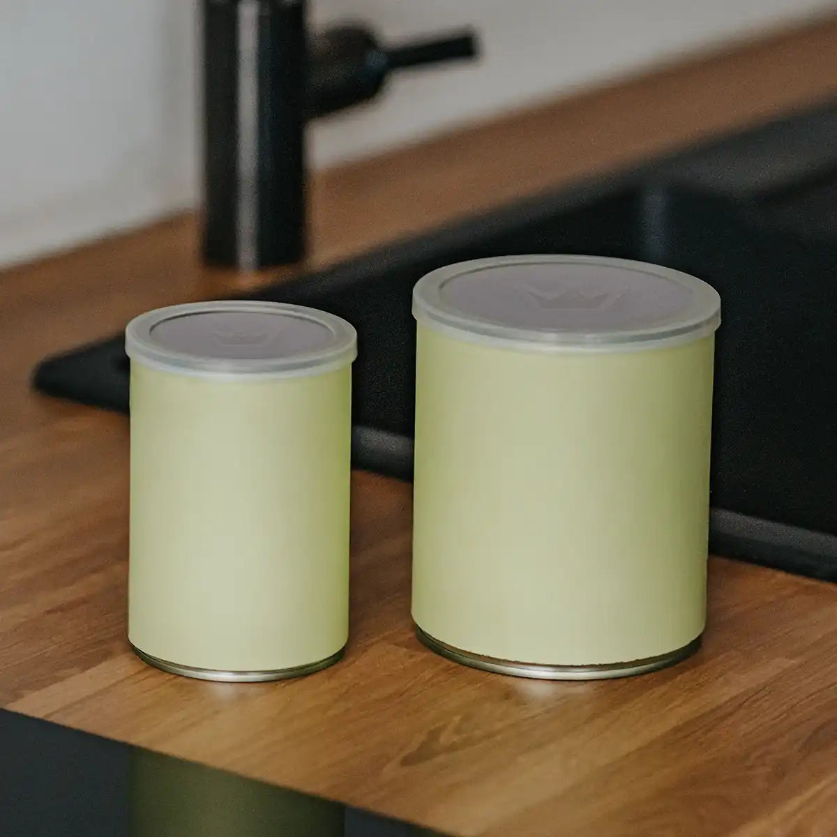 Keine Gerüche, kein Austrocknen | Frisch wie beim Öffnen. Der luftdichte Verschluss hält Futter länger frisch und schließt Gerüche sicher ein – ideal für Hunde- und Katzenfutter.