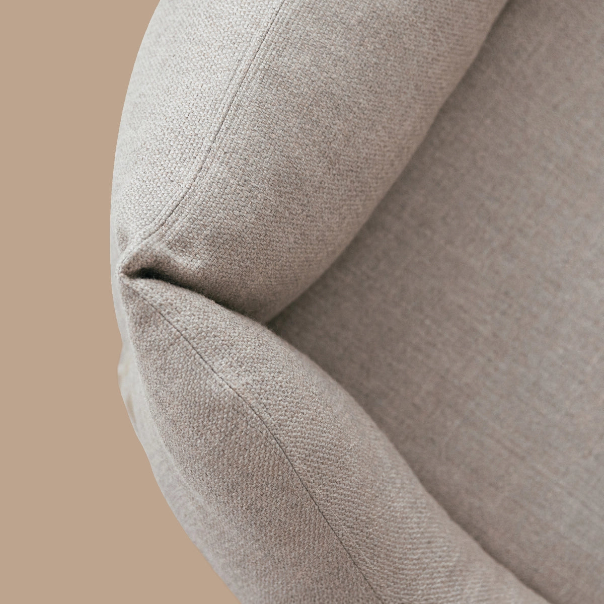 Ein Stoff, der alles mitmacht | Dein Hund scharrt, beißt oder wühlt sich gerne ein? Kein Problem. Der Stoff vom Koye steckt das locker weg: reißfest, kratzsicher und farbecht - da bleicht nichts aus. Und weil dein Hund drauf lebt und liebt: schadstofffrei und langlebig wie eure Freundschaft.