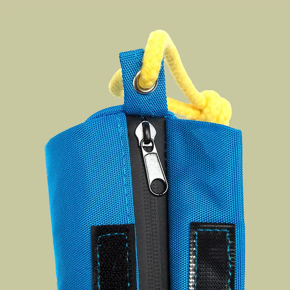 Grâce au velcro et à la fermeture éclair, la nourriture reste bien rangée. Ton chien ne peut pas se servir lui-même, mais apprend à mériter sa récompense.