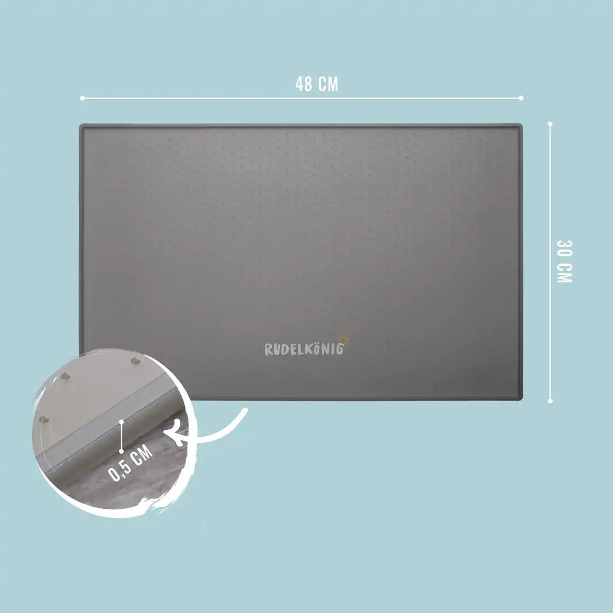 Schützt den Boden zuverlässig. Mit 48 × 30 cm bietet die Matte genug Platz für Futter- & Wassernapf. Der erhöhte Rand fängt Spritzer auf und hält den Boden sauber.