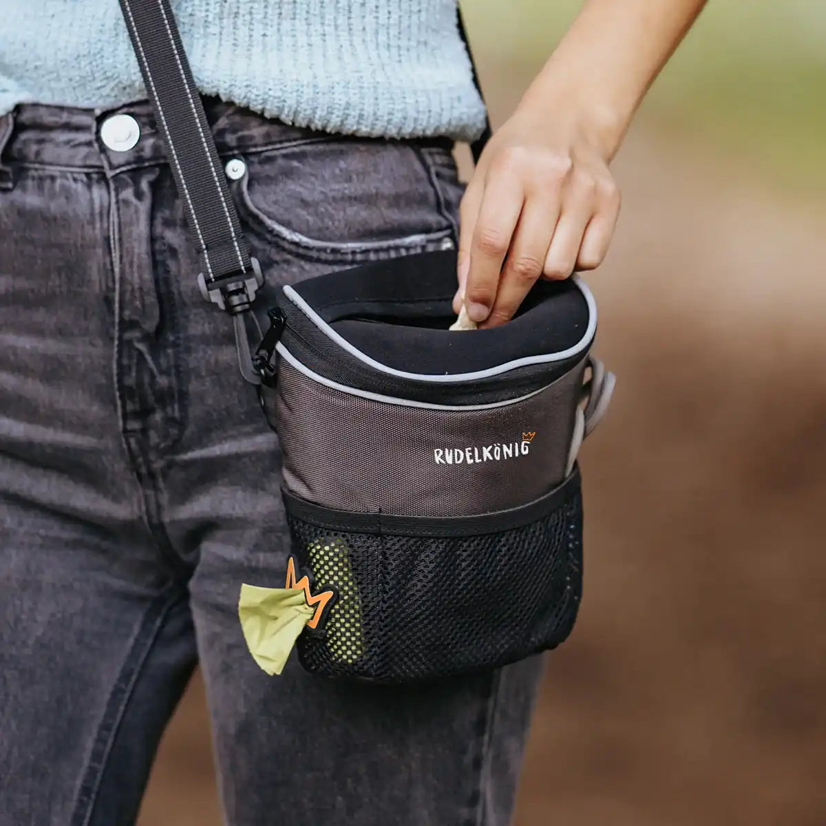 Griffbereit in Sekunden | Die Einhandöffnung macht’s einfach: Du kannst Leckerlis im richtigen Moment geben, ohne herum zu kramen. Praktisch beim Training und unterwegs, oder?