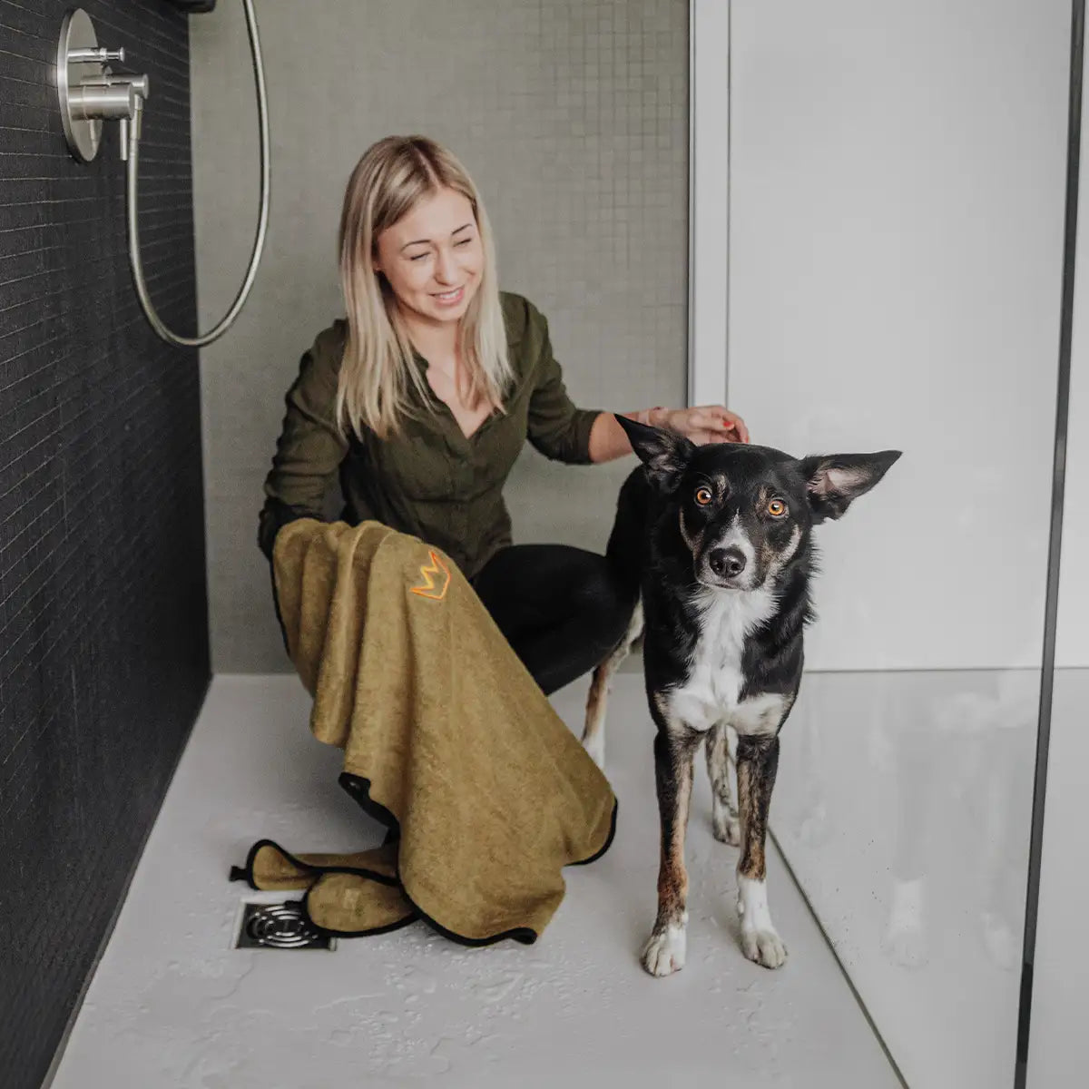 Kein Tropfen, kein Schütteln | Trocknet schnell, saugt noch schneller. Das saugstarke Material nimmt Wasser im Nu auf und trocknet schneller als herkömmliche Handtücher. So bleibt dein Hund warm und dein Zuhause trocken.