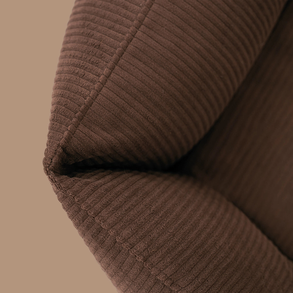 Ein Stoff, der standhält | Dein Hund scharrt, beißt oder wühlt sich gerne ein? Kein Problem. Der Stoff vom Koye steckt das locker weg: reißfest, kratzsicher und farbecht - da bleicht nichts aus. Und weil dein Hund drauf lebt und liebt: schadstofffrei und langlebig wie eure Freundschaft.