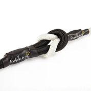 Stabil & Robust | Die stabile Verbindung der Urbanleine hält die Leine zusammen und dämpft außerdem vor abrupte Manöver sanft ab.