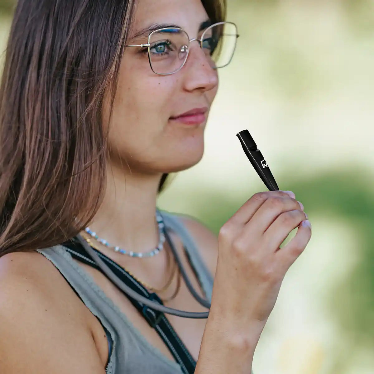 Klare Signale | Die standardisierte Frequenz von 5900 HZ bleibt immer gleich – egal, wer pfeift. Dein Hund hört das Signal auch aus der Ferne, selbst bei Wind oder Lärm.