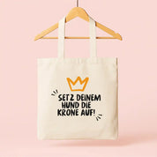 Baumwollbeutel von Rudelkönig mit Slogan Print zum Shoppen und für Ausflüge im Studio hängend an einem Kleiderbügel fotografiert.