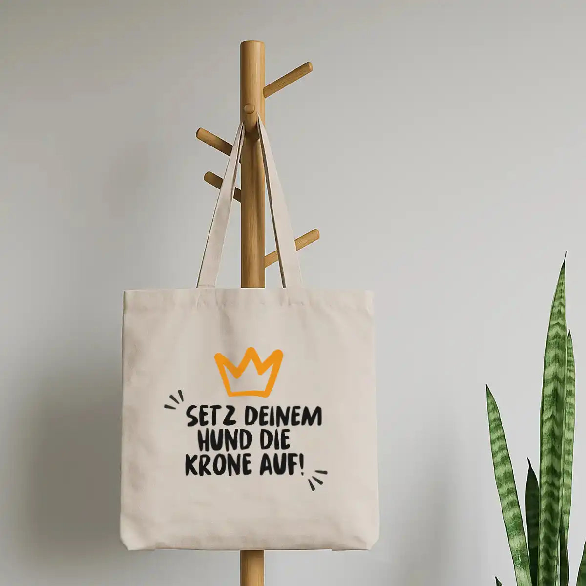 Baumwollbeutel von Rudelkönig mit Slogan Print zum Shoppen und für Ausflüge hängt an einem Kleiderständer.