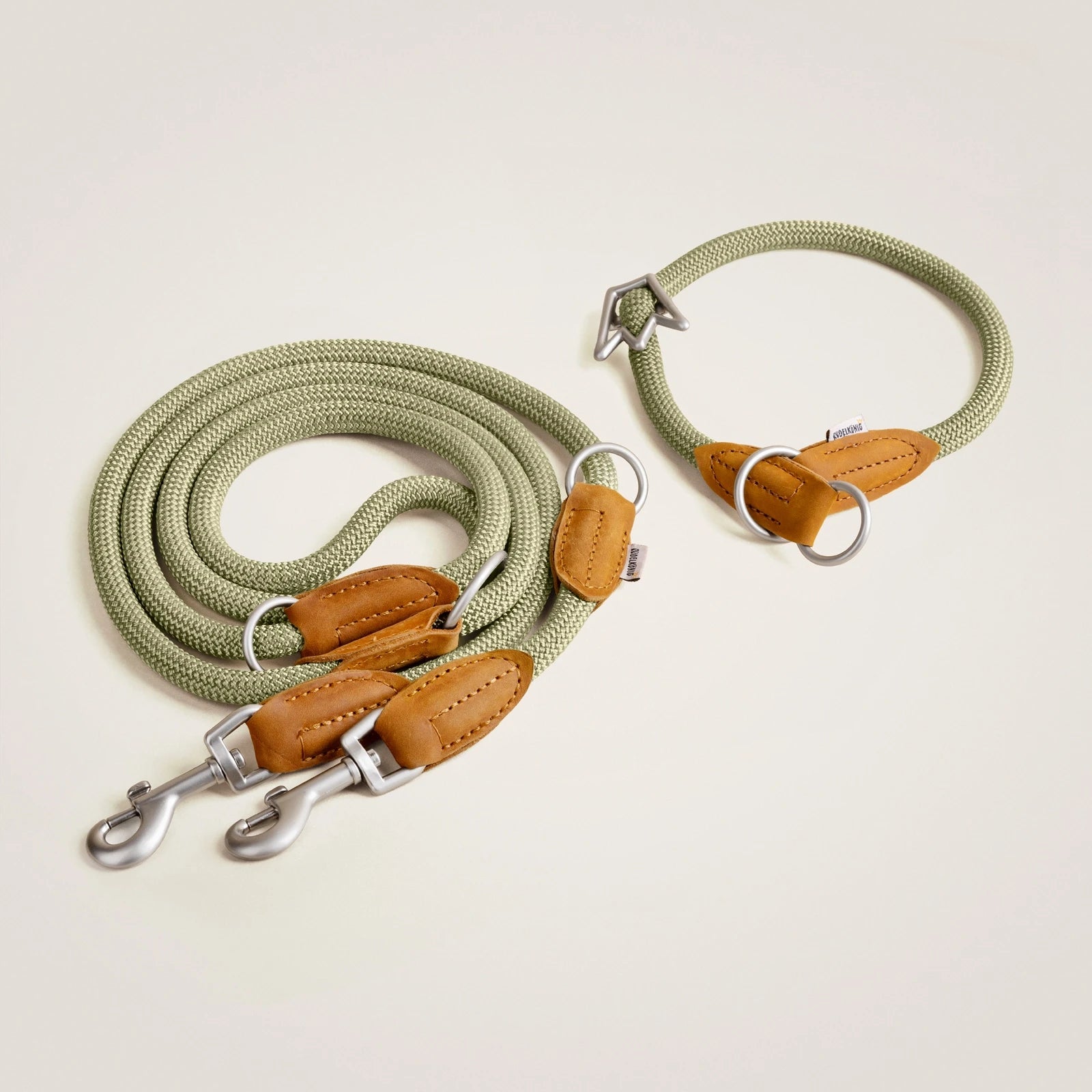 Das Gassiset Emma von Rudelkönig in khaki mit Leder Applikationen beinhaltet eine Führleine und ein Halsband.