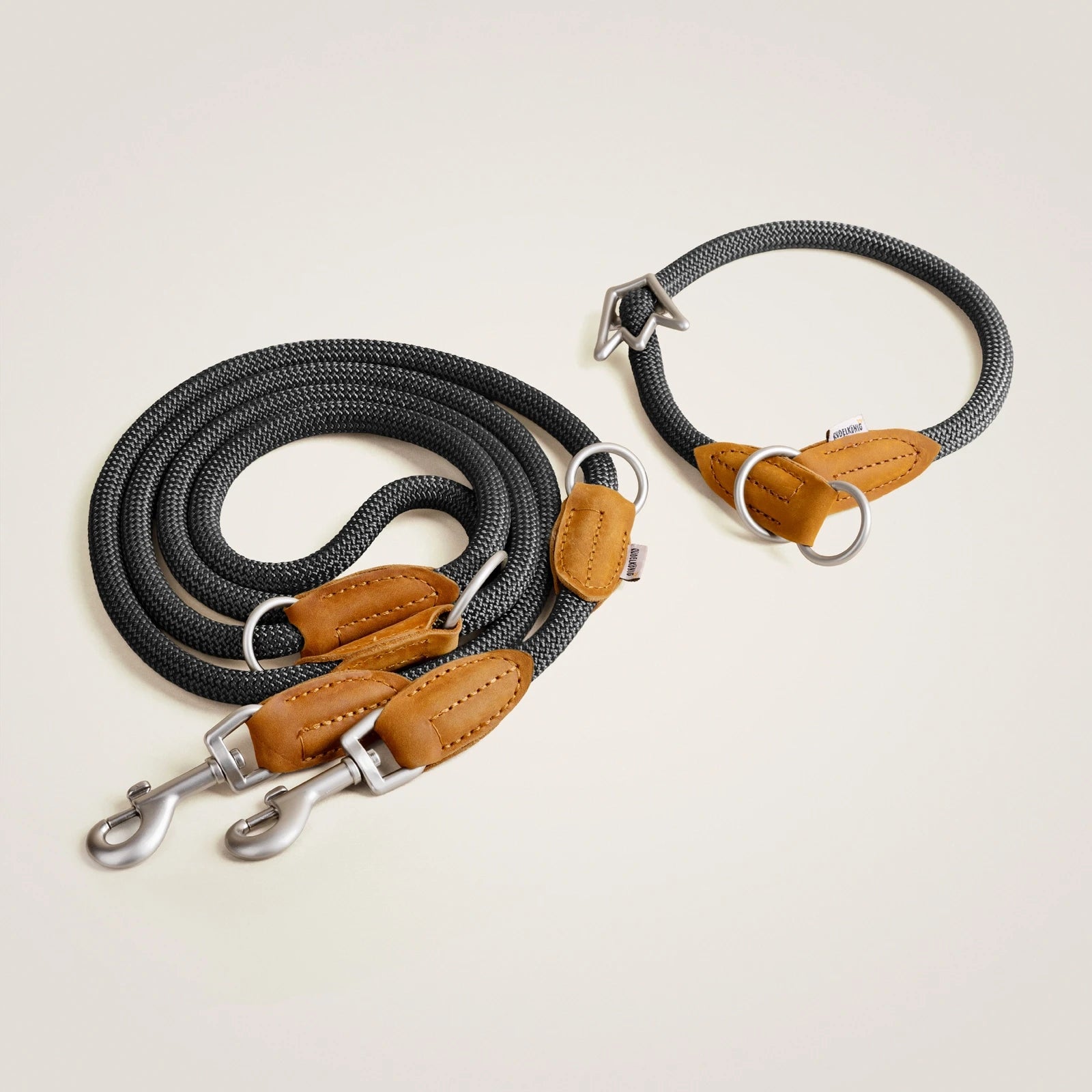 Das Gassiset Emma von Rudelkönig in schwarz mit Leder Applikationen beinhaltet eine Führleine und ein Halsband.