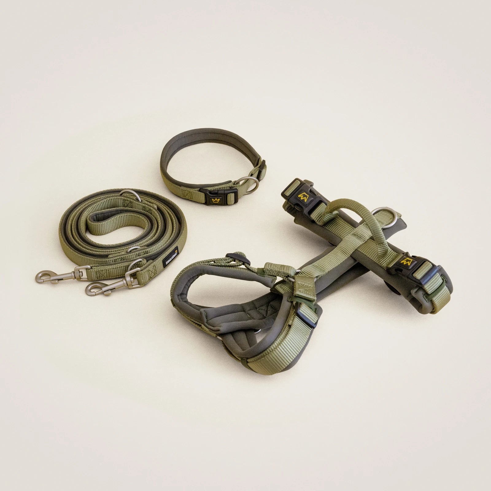 Das Gassiset Bella von Rudelkönig in khaki mit Neoprenpolsterung beinhaltet ein Hundegeschirr, eine Führleine und ein Halsband.