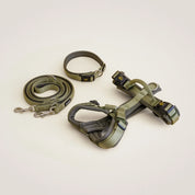 Das Gassiset Bella von Rudelkönig in khaki mit Neoprenpolsterung beinhaltet ein Hundegeschirr, eine Führleine und ein Halsband.