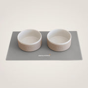 Das Rudelkönig Hundenapf Set aus Keramik bestehend aus zwei Näpfen mit jeweils 900ml Fassungsvermögen und einer rutschfesten Futtermatte in grau.