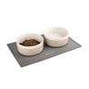 Keramiknapf auf grauer Futtermatte sind das perfekte Futterplatz Sets für Hunde oder Katzen.