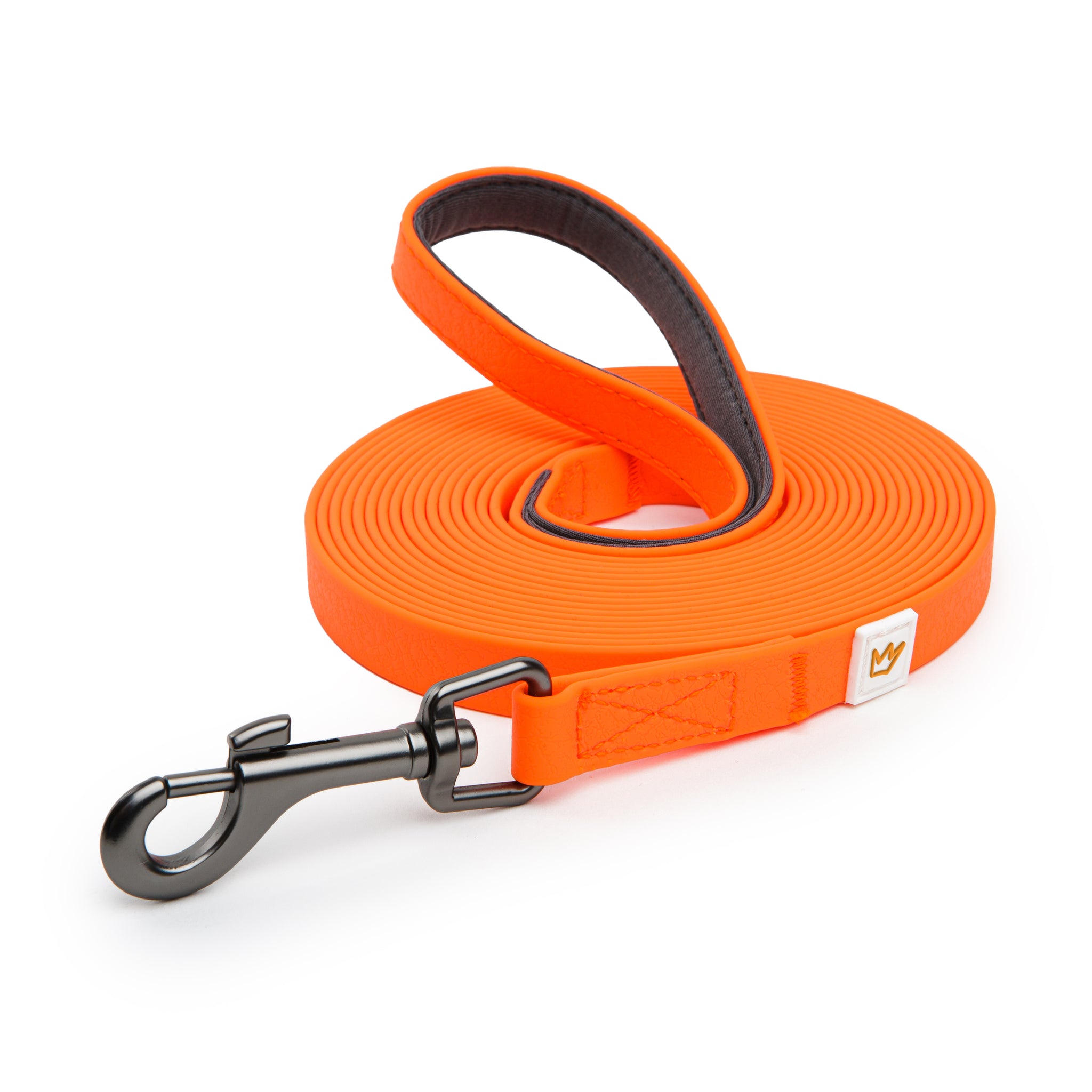 Die Biothane Schleppleine aus PVC in orange bietet Flexibilität für den Hund beim Gassi-Gehen.