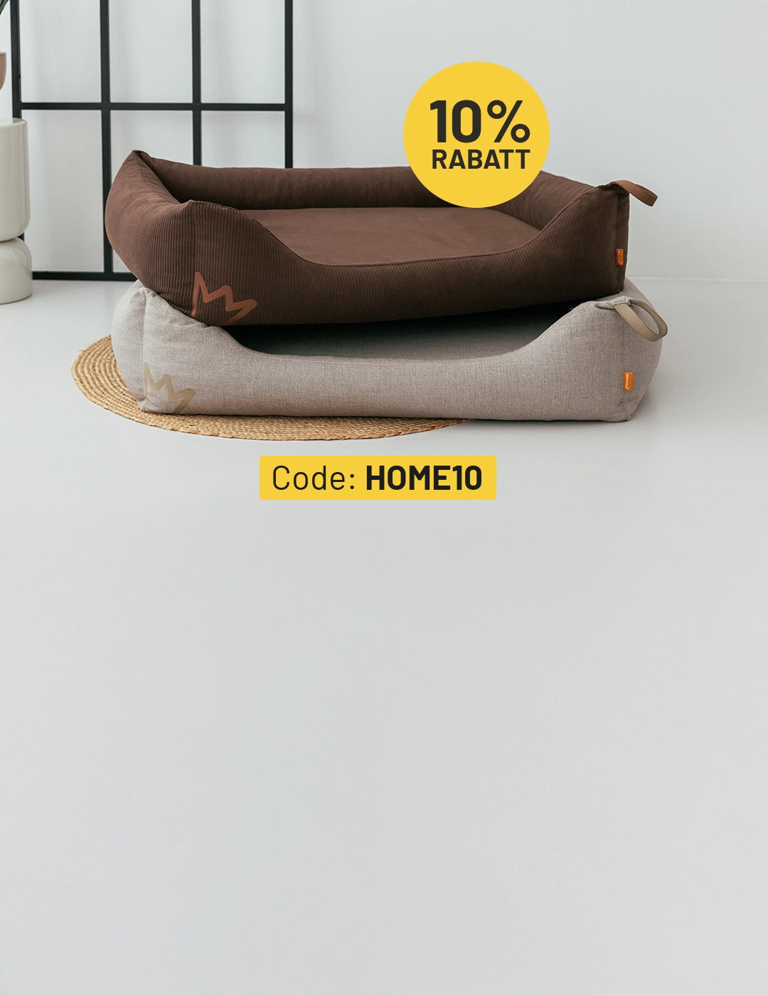 Nahaufnahme von zwei gemütlichen Rudelkönig Hundebetten Koye mit erhöhtem Rand in Braun und Beige, auf einem Teppich platziert, mit sichtbarem 10 Prozent Rabatt Hinweis.