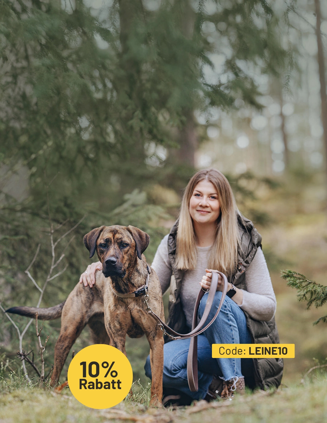 Hochformat: Frau mit braunem Hund im Wald, Hund trägt Halsband und ist an beiger Leine; im Bild „10% Rabatt“ und „Code: LEINE10“, darunter freie Fläche.