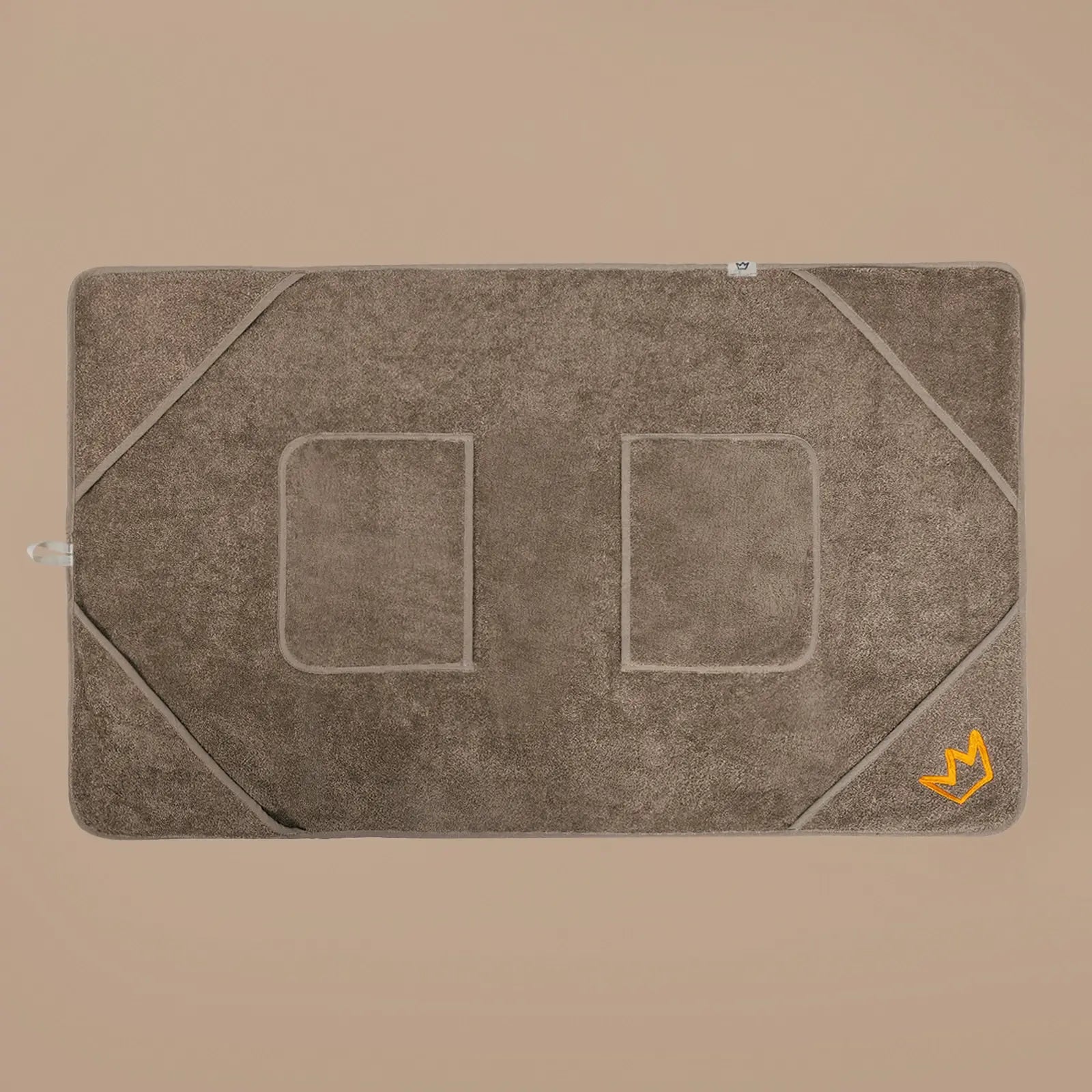 6 Taschen. Fester Griff. | Frotta beendet das Handtuch-Rutschen: 6 Taschen geben festen Halt, die mittleren Eingriffe machen Bauch und Beine sofort erreichbar. So trocknest du sicher und schnell, auch wenn dein Hund zappelt.