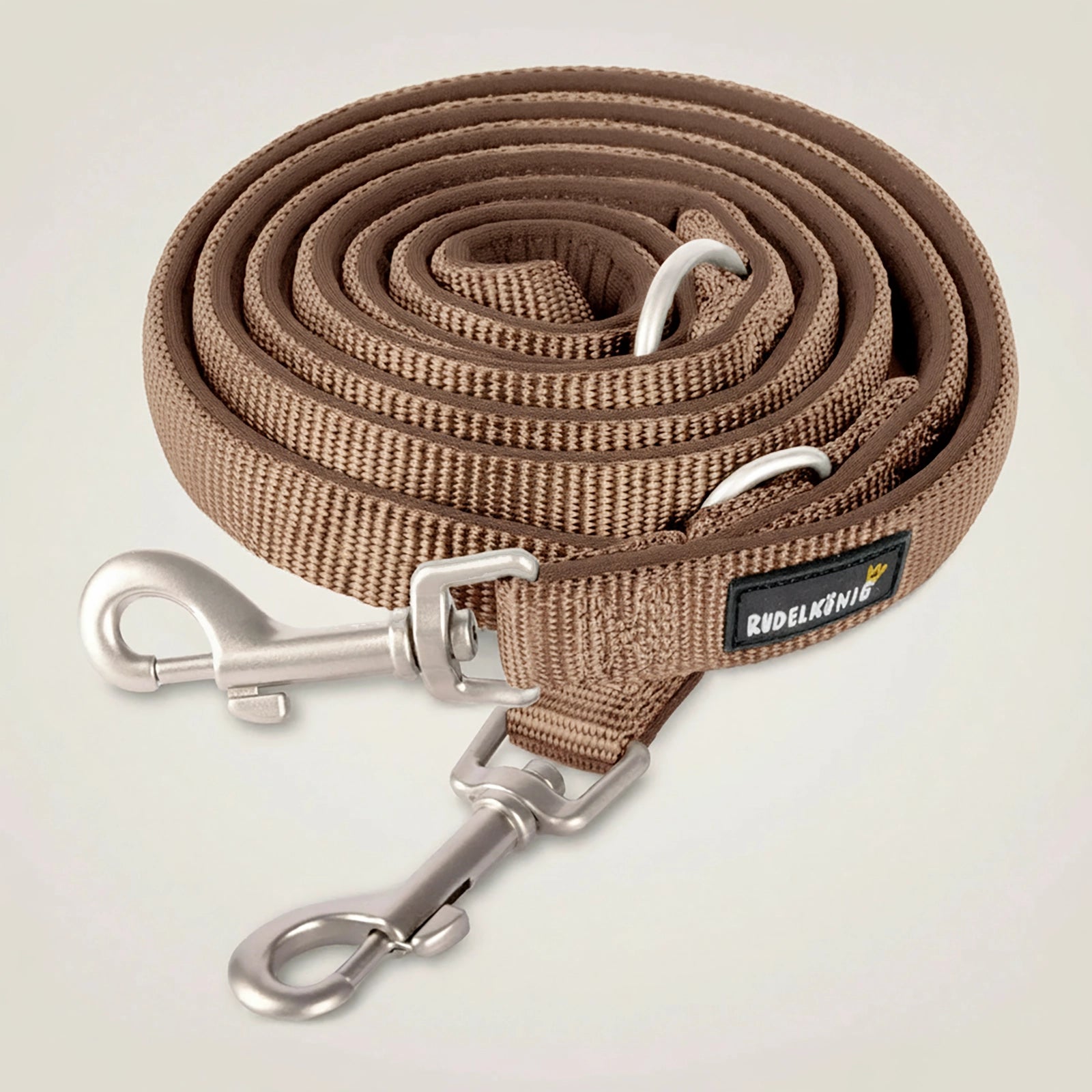 Rudelkönig Hundeleine Bella in braun, 20mm breit und mehrfach längenverstellbar mit Neoprenfütterung für entspannte Gassi Runden.