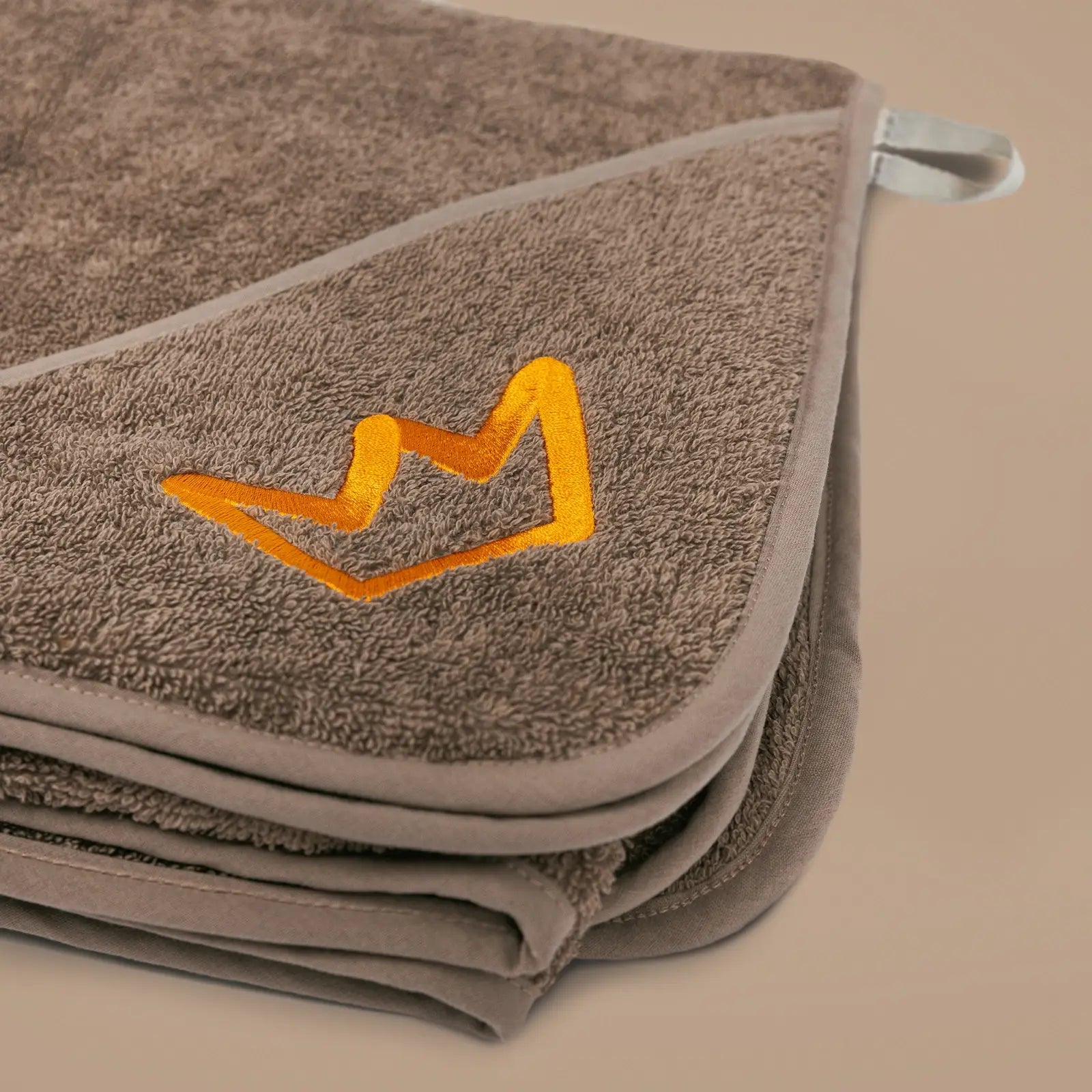  Dünne Handtücher sind schnell durchnässt und fühlen sich nach wenig an. Frotta setzt auf schweren, dichten 400gsm Baumwoll-Frottee. Das macht das Handtuch griffig, voluminös und aufnahmefähig, damit es Wasser zuverlässig in hohen Mengen speichert.