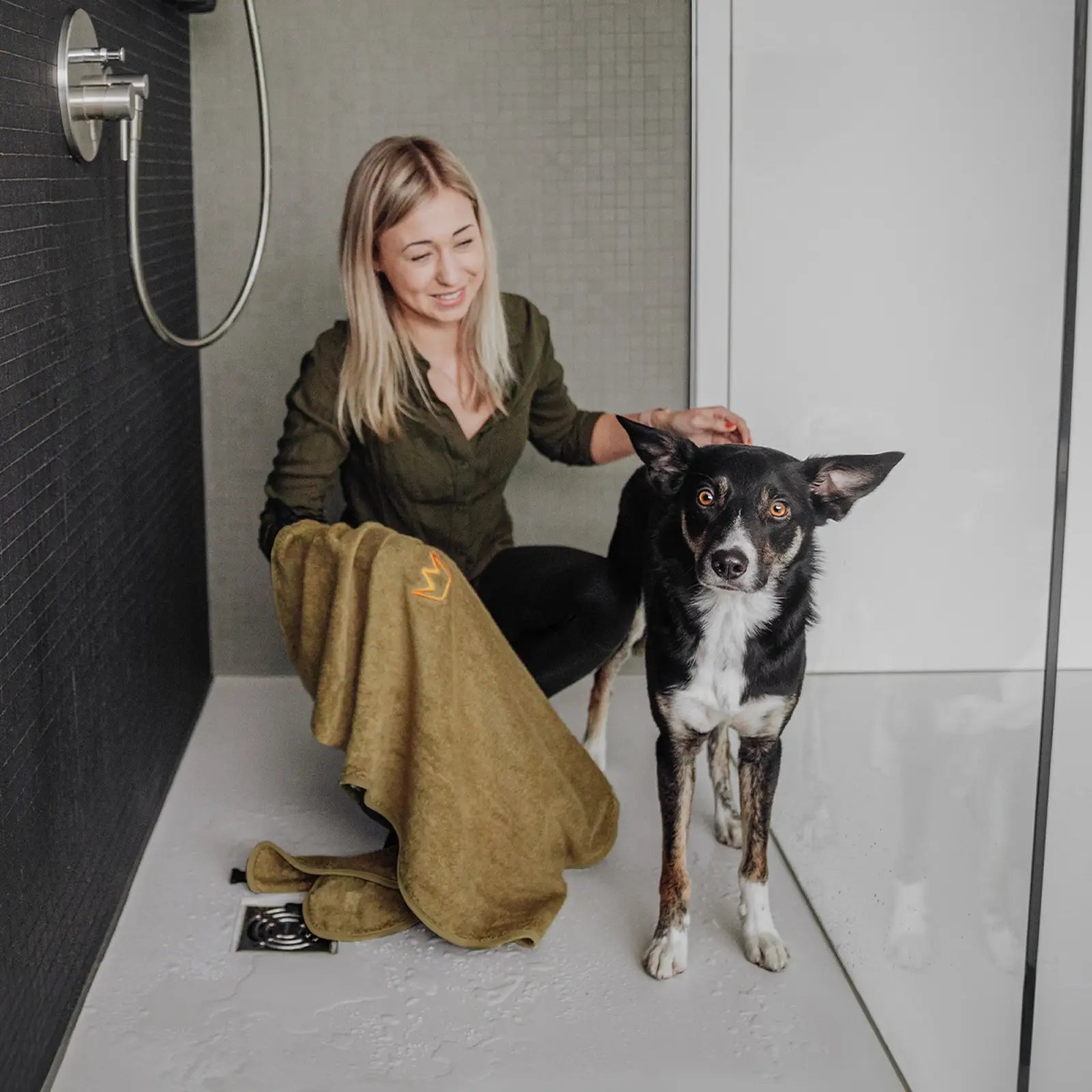 Trocknet schnell, saugt noch schneller. Das saugstarke Material nimmt Wasser im Nu auf und trocknet schneller als herkömmliche Handtücher. So bleibt dein Hund warm und dein Zuhause trocken.