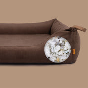Dauerhafte Druckentlastung | Viele Hundebetten verlieren mit der Zeit ihre Form - unsere nicht. Die atmungsaktiven Memory-Schaum-Innenkissen bleiben dauerhaft formstabil, passen sich ergonomisch an und entlasten punktgenau Wirbelsäule, Hüften und Gelenke. Für tiefen Schlaf und mehr Beweglichkeit.