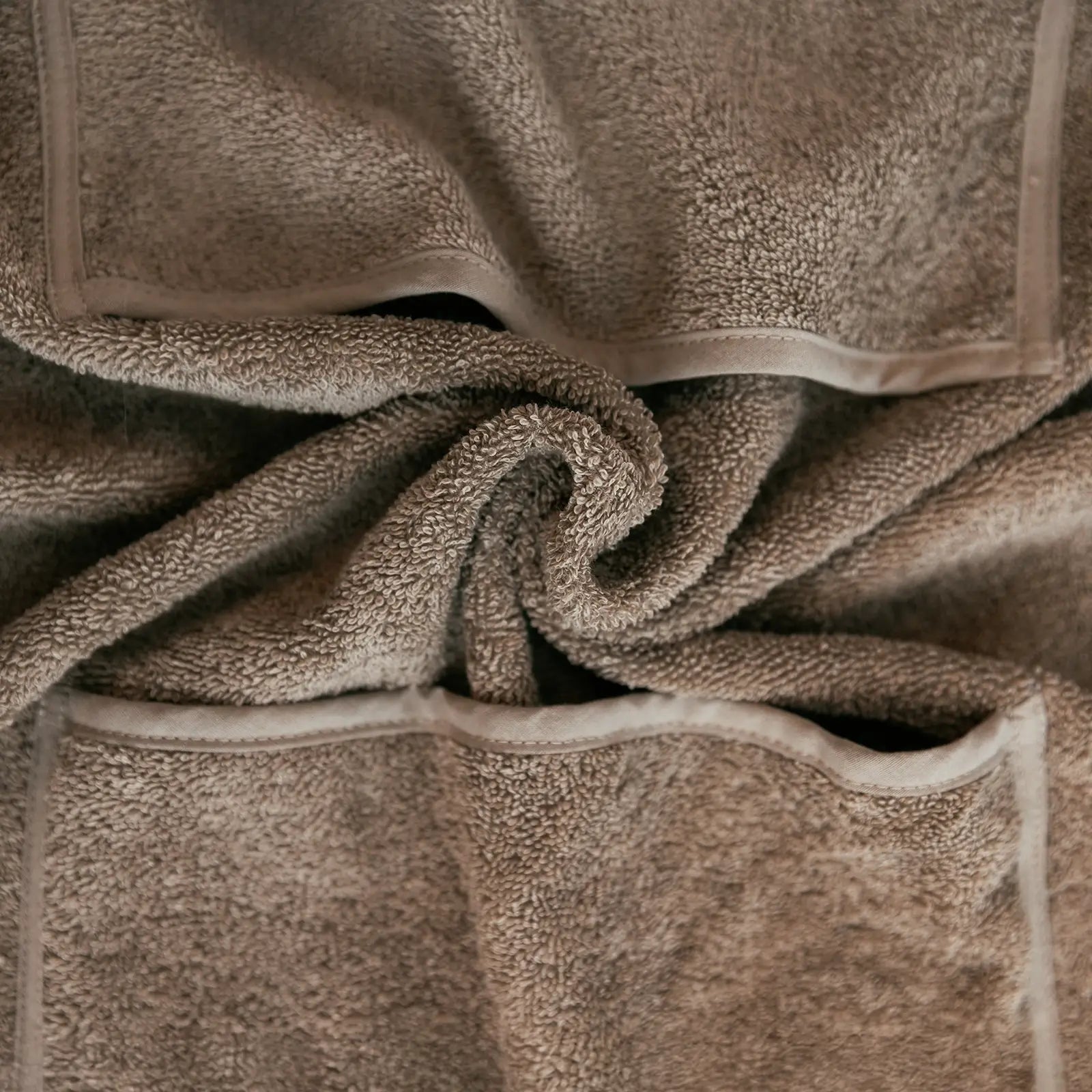 Mikrofaser verteilt Nässe oft nur. Frotta aus 100% Baumwoll-Frottee zieht Wasser und Schmutz sofort tief ins Gewebe, trocknet gründlicher und schneller. So bleibt weniger Restnässe im Fell und der typische „nasser Hund“-Geruch hat deutlich weniger Chance.