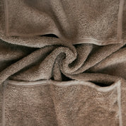 Saugt sofort, statt zu schmieren | Mikrofaser verteilt Nässe oft nur. Frotta aus 100% Baumwoll-Frottee zieht Wasser und Schmutz sofort tief ins Gewebe, trocknet gründlicher und schneller. So bleibt weniger Restnässe im Fell und der typische „nasser Hund“-Geruch hat deutlich weniger Chance.