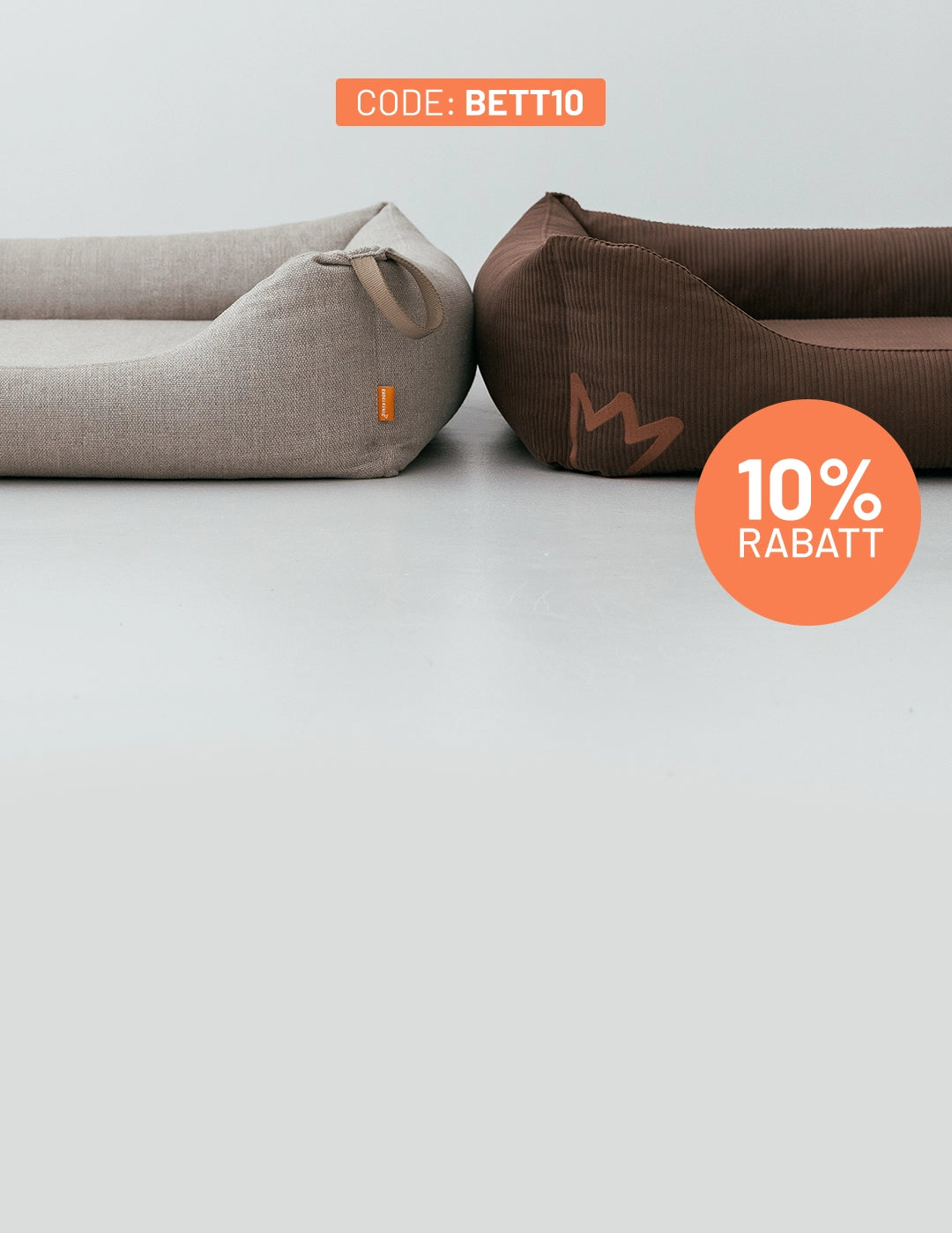 Aktion mit 10% Rabatt und Code BETT10: beiges Leinenbett neben braunem Cordbett von Rudelkönig.