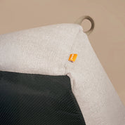 Wackelt nicht. Rutscht nicht | Dein Hund springt rein, das Bett rutscht weg? Nicht mit unserem Bett. Die Noppen auf der Unterseite halten es sicher am Platz - auch bei wilden Träumen. Und weil dein Hund täglich darauf liegt: Das gesamte Bett ist Oeko-Tex 100 zertifiziert, schadstofffrei und super angenehm.